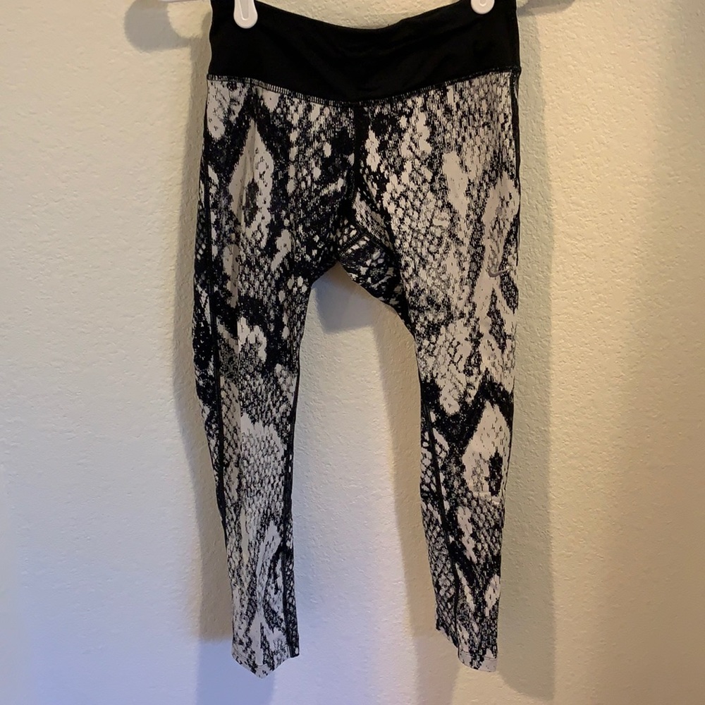 Nike DRI-FIT Capri 🦵 legging!!